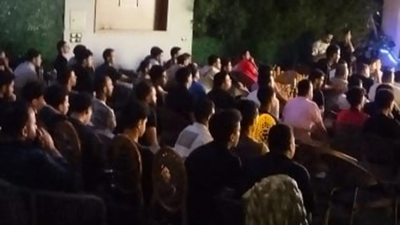البنهاوية تتجمع في المقاهي لمتابعة مباراة مصر ونيوزيلندا بعد الفجر